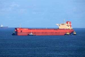 AFP: Un petrolier a lovit o mină şi a luat foc în strâmtoarea Ormuz